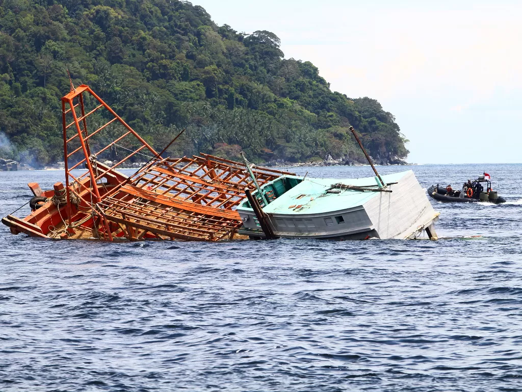 Satu dari empat kapal ikan asing ilegal ditenggelamkan di Pulau Dato (ANTARA FOTO/Jessica Helena Wuysang)