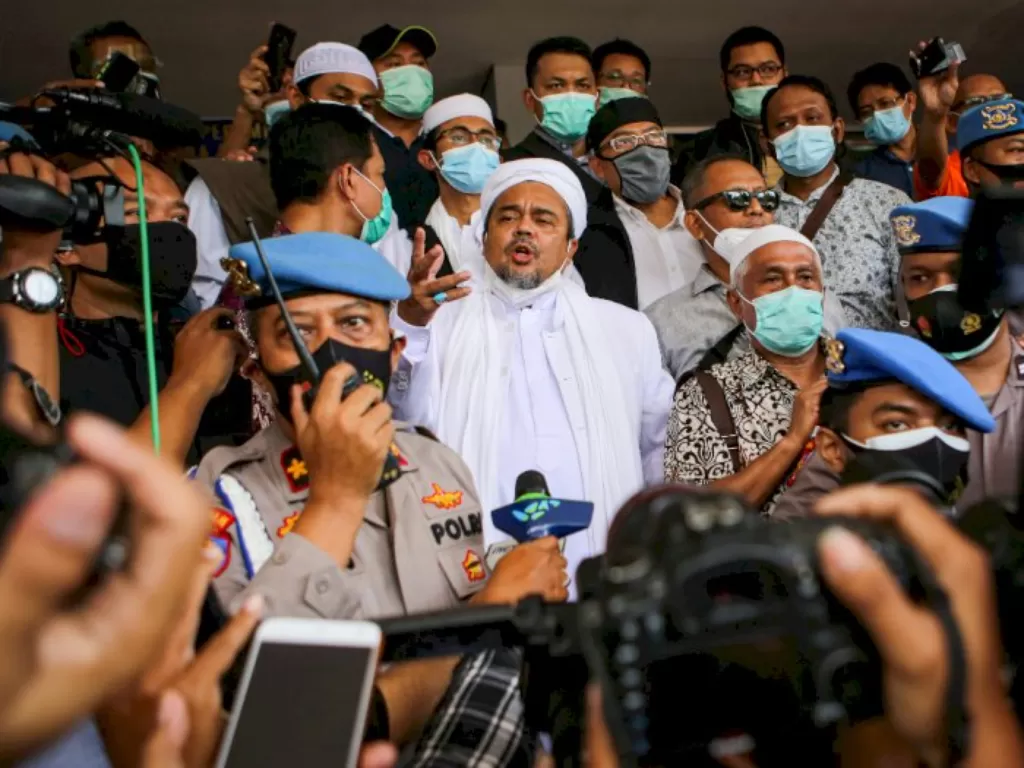 Habib Rizieq Shihab (tengah) saat bersiap menjalani pemeriksaan di Mapolda Metro Jaya, Jakarta. (ANTARA/Fauzan)