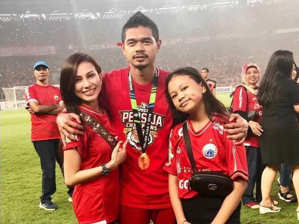 Bambang Pamungkas bersama sang istri dan anaknya. (Instagram)
