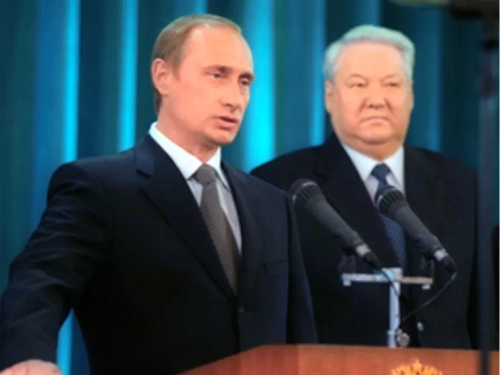 Putin mengambil sumpah jabatan presiden di samping Yeltsin, Mei 2000 silam. (Wikipedia).