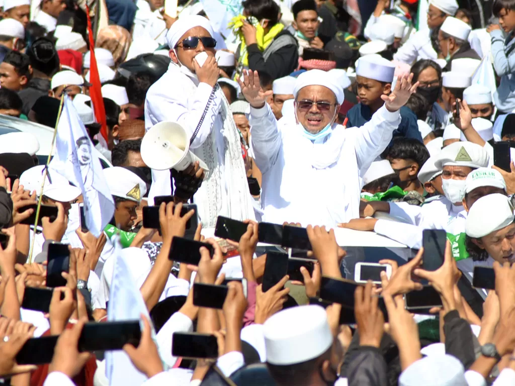 Imam Besar Habib Rizieq Shihab (tengah) menyapa ribuan jamaah di jalur Puncak, Simpang Gadog, Ciawi, Kabupaten Bogor, Jawa Barat, Jumat (13/11/2020). (ANTARA/Arif Firmansyah