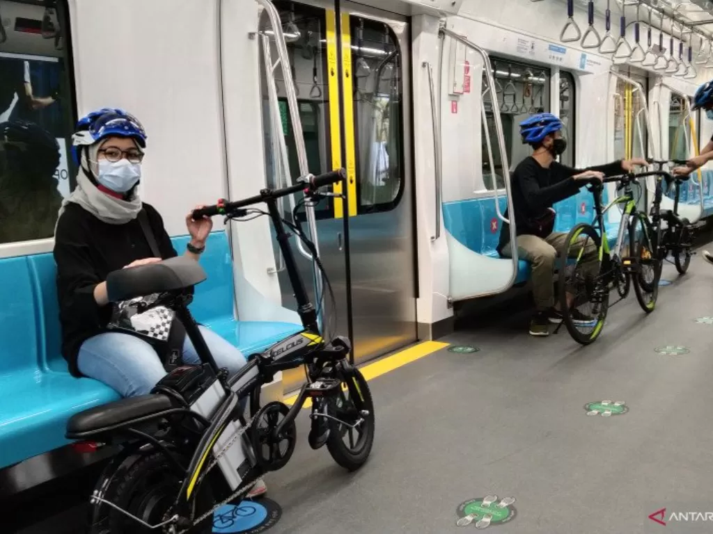 Penumpang membawa sepeda nonlipat di MRT (ANTARA/Dewa Wiguna)