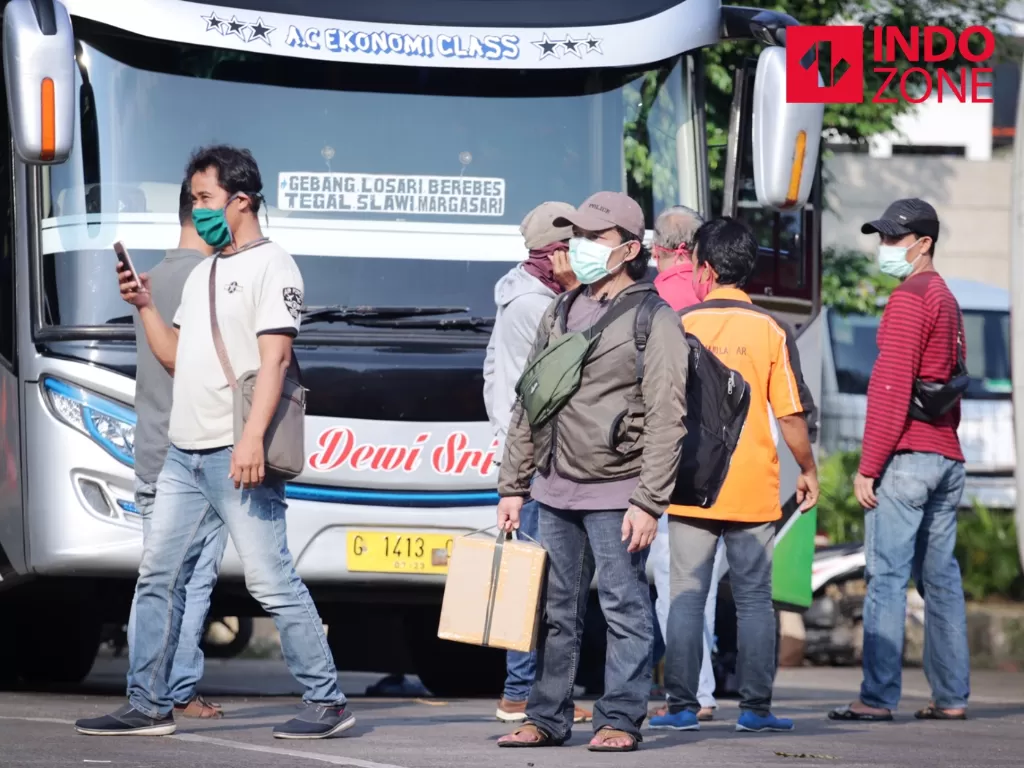 Calon penumpang menunggu bus di Terminal Kampung Rambutan, Jakarta. (INDOZONE).