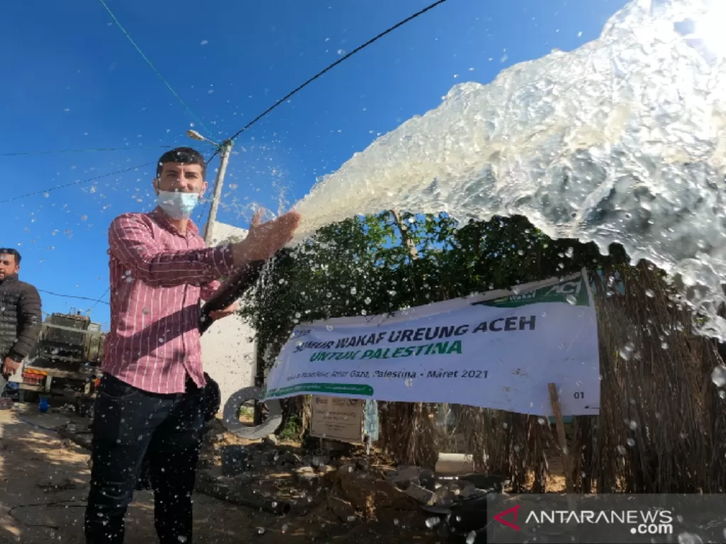  Warga Palestina saat menikmati air dari sumur yang dibuatkan berkat wakaf masyarakat Aceh, Kamis (25/3/2021) (ANTARA/HO/Dok.ACT)