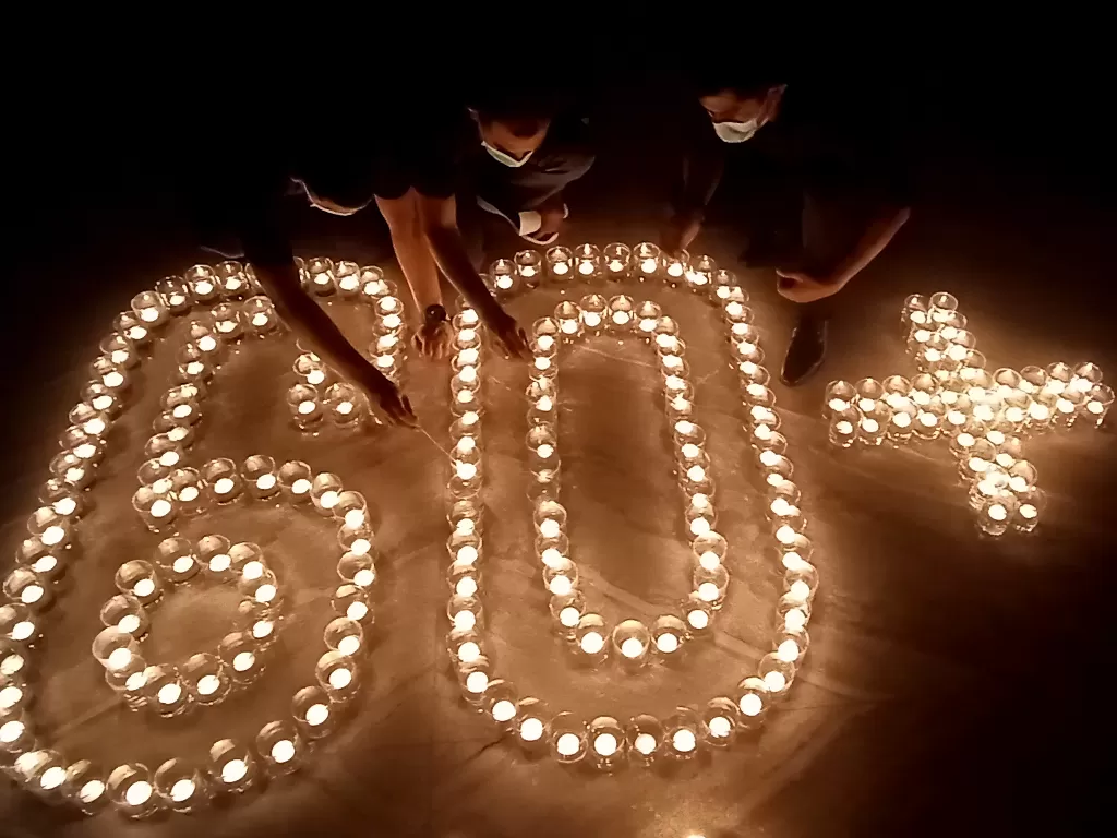  Ilustrasi: Warga menyalakan lilin bertuliskan angka 60 plus saat memperingati Earth Hour 2021 di Hotel Aston Kupang, NTT, Sabtu (27/3/2021). (photo/ANTARA FOTO/Kornelis Kaha)
