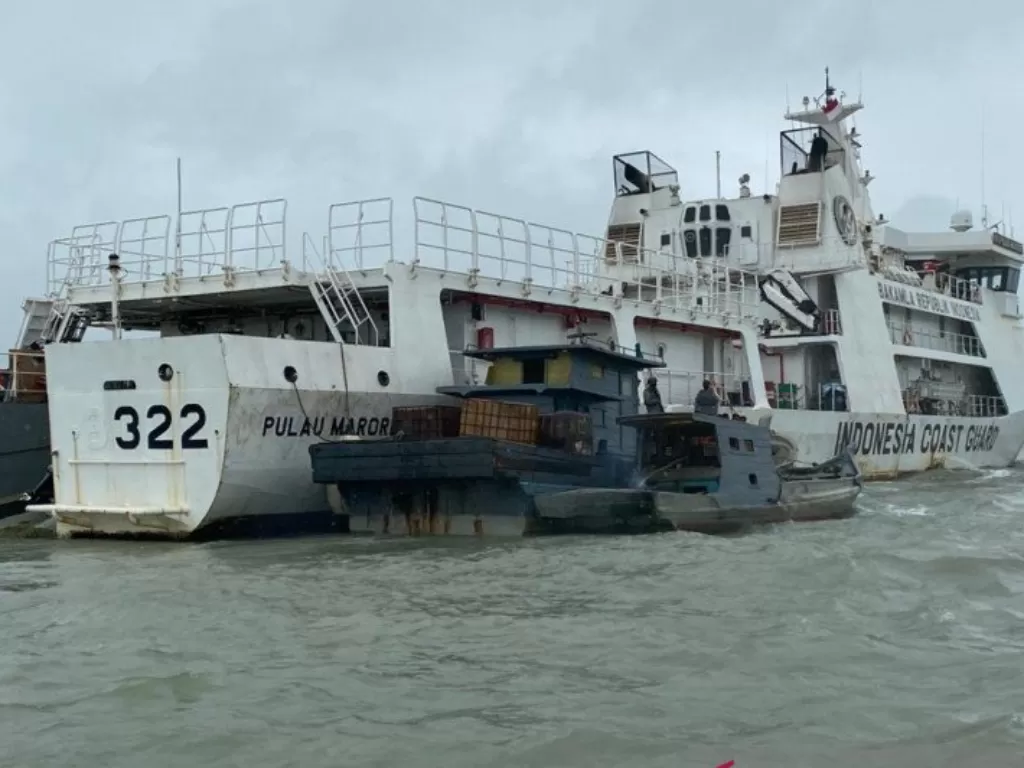 Kapal Bakamla KN Pulau Marore 322 menangkap kapal yang diduga melakukan transfer BBM ilegal di Selat Durian, Perairan Kepulauan Riau, Sabtu. (photo/Dok Bakamla)