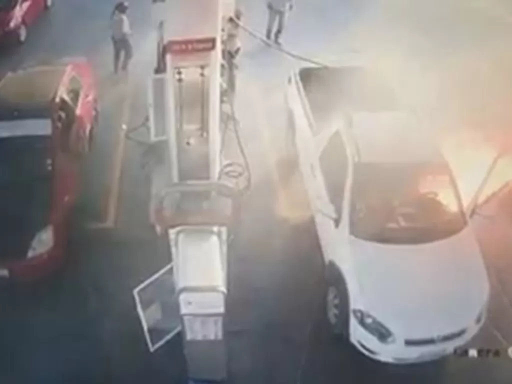 Teleponan saat isi bensin, mobil pria ini habis terbakar (Newsflash)