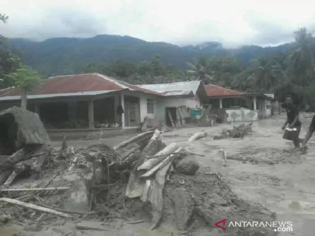 Ratusan rumah rusak diterjang banjir lumpur di Sigi, Sulteng pada Jumat malam (26/3) (Antara/Anas Masa)