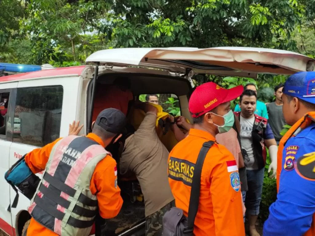 Evakuasi jasad mahasiswa UNP Parulian Manurung dan Della. (Antara)