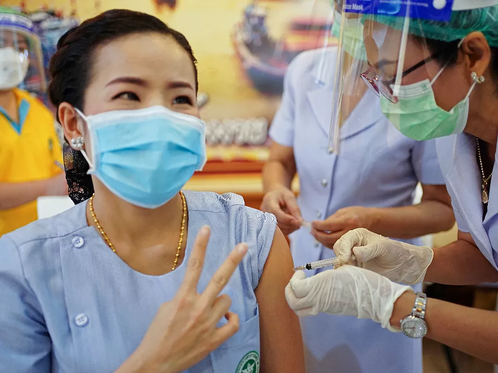 Seorang wanita menerima vaksin COVID-19 di rumah sakit Samut Sakhon di provinsi Samut Sakhon, Thailand, 28 Februari 2021. (photo/REUTERS/Athit Perawongmetha)