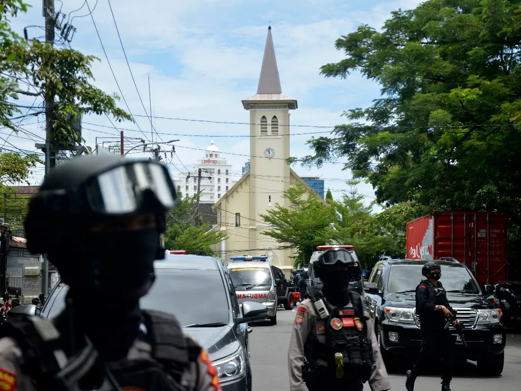 Petugas kepolisian berjaga di lokasi dugaan bom bunuh diri di depan Gereja Katolik Katedral, Makassar, Sulawesi Selatan, Minggu (28/3/2021). (ANTARA FOTO/Abriawan Abhe)
