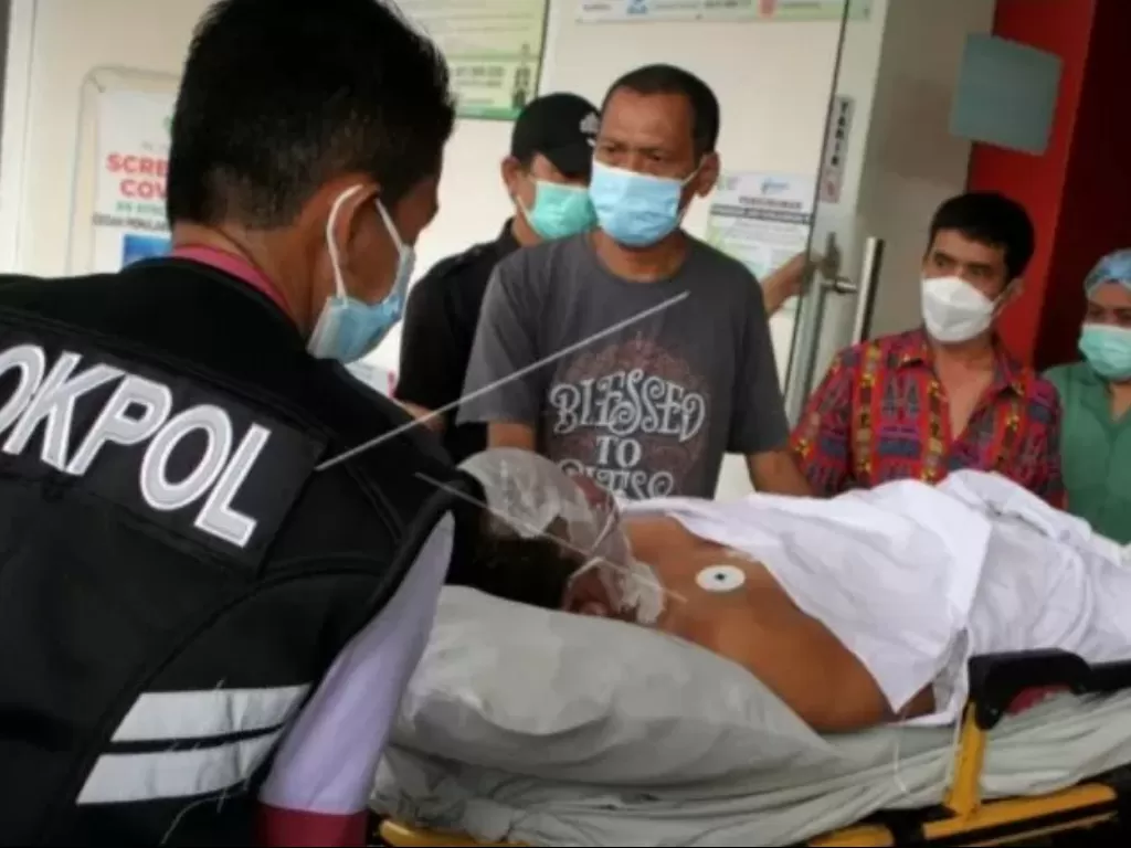 Seorang korban bom di Gereja Katedral Makassar saat ditangani tim medis (Antara)