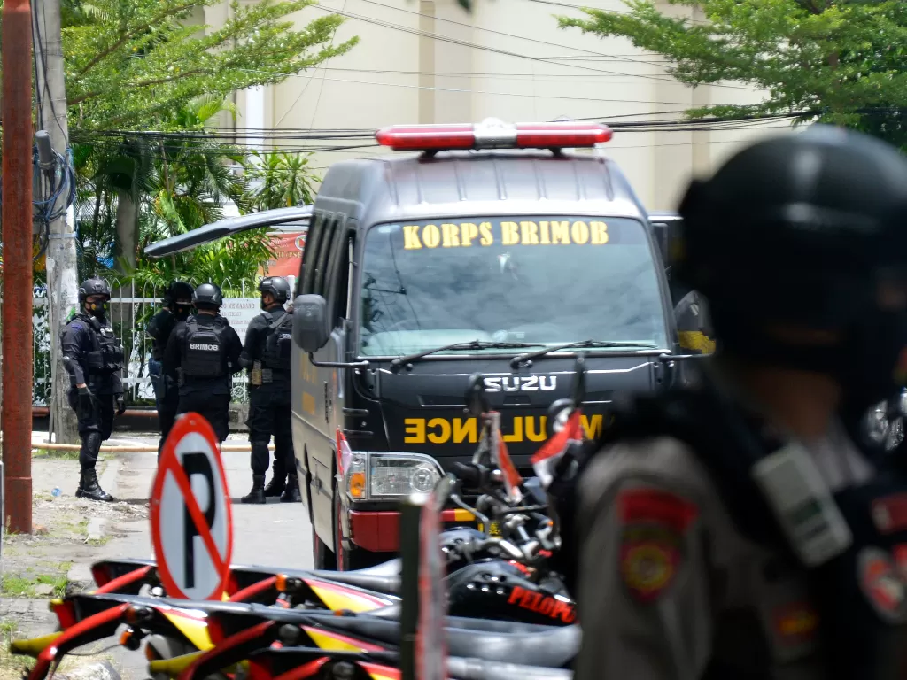 Petugas kepolisian berjaga di lokasi dugaan bom bunuh diri di depan Gereja Katolik Katedral, Makassar, Sulawesi Selatan, Minggu (28/3/2021). (ANTARA/Anom Prihantoro)