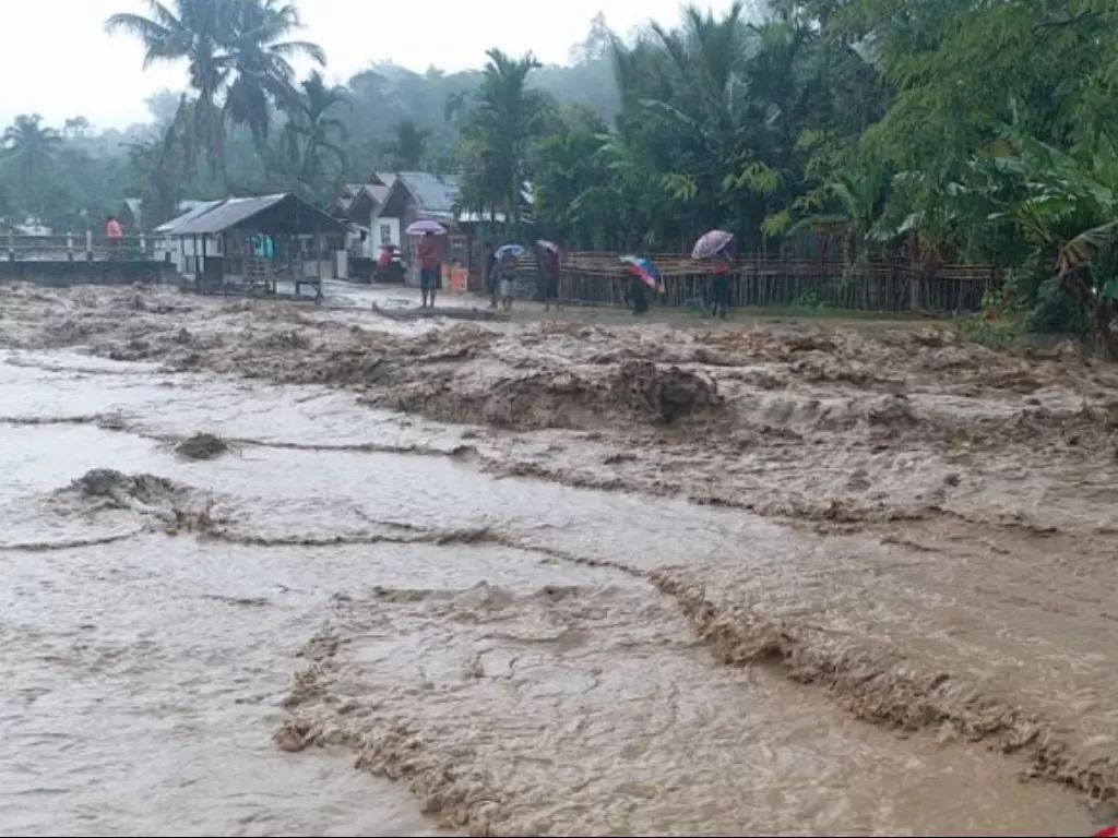 Banjir luapan air sungai akibat intensitas curah hujan di kawasan Kecamatan Tangse, Kabupaten Pidie, Aceh, Minggu (28/3/2021) (Antara)