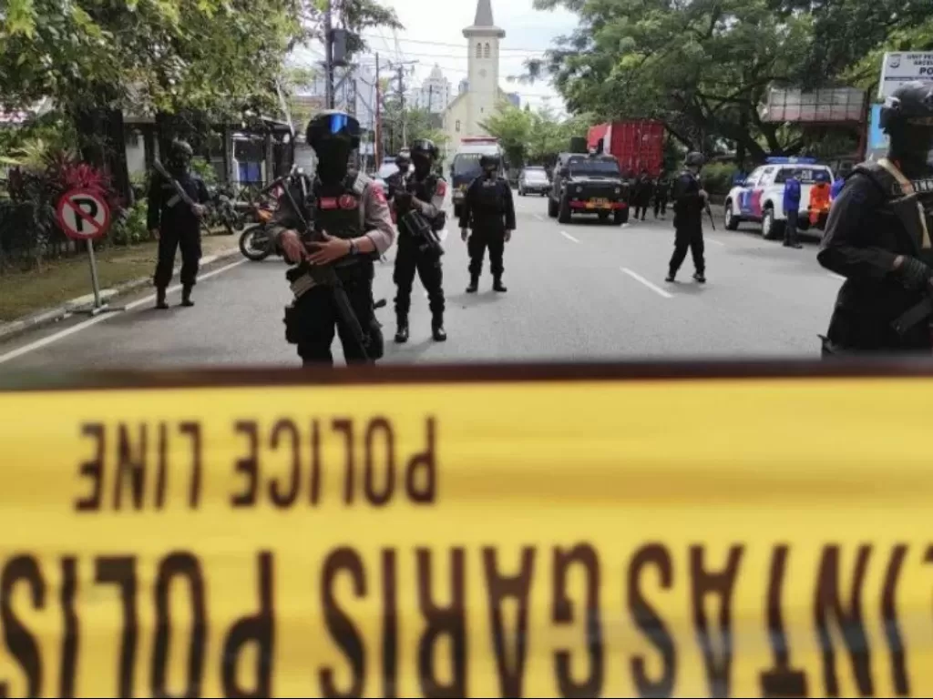 Suasana penjagaan lokasi bom bunuh diri di sekitar Gereja Katedral, Makassar, Sulawesi Selatan, Minggu (28/3/2021). ANTARA/Darwin Fatir.