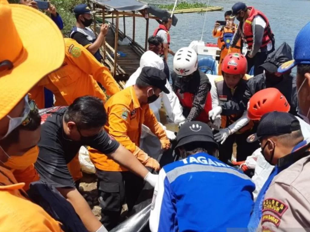 Tim SAR gabungan melakukan evakuasi pemancing yang tenggelam di Waduk Cirata (Antara)