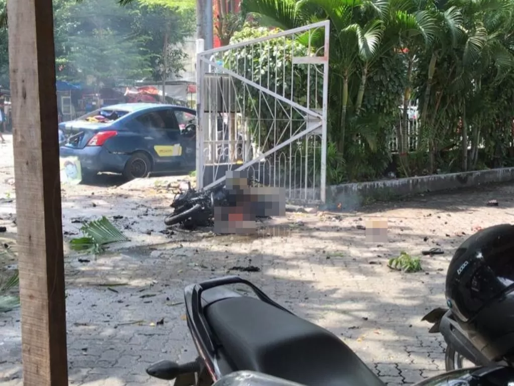 Ledakan diduga bom di gereja Katedral Makassar. (@makassar_barangbekas)