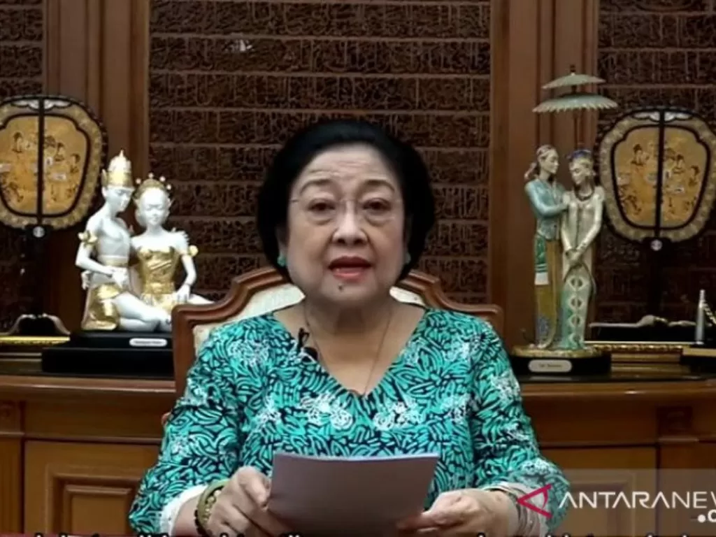Ketua Umum PDI Perjuangan Megawati Soekarnoputri pada pagelaran An Exotic Journey to Nusantara karya desainer Samuel Wattimena yang digelar secara virtua (photo/ANTARA/dok.PDIP)