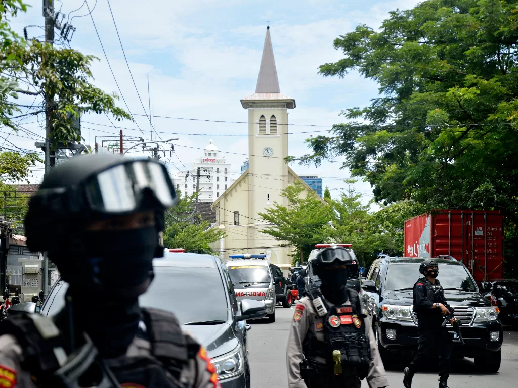 Petugas kepolisian berjaga di sekitar gereja katedral Makassar (ANTARA FOTO/Abriawan Abhe)