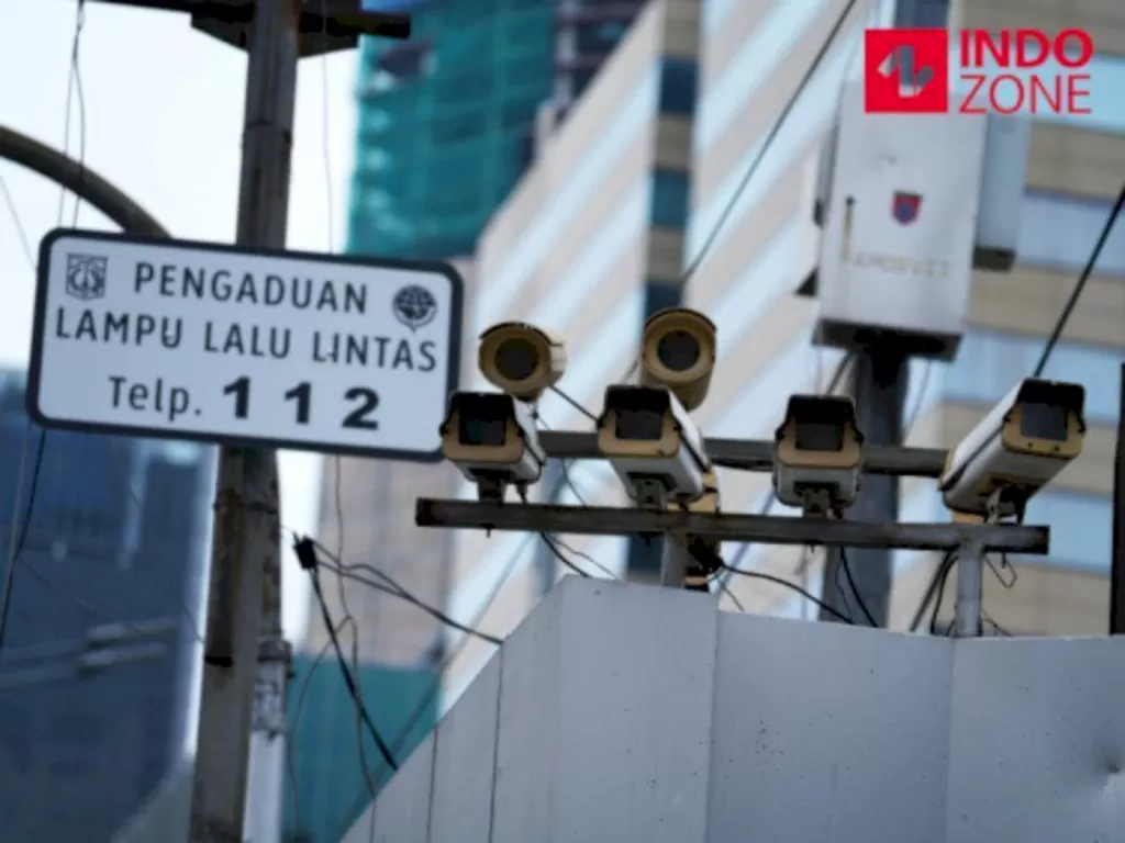 Kamera pengawas atau Closed Circuit Television (CCTV) terpasang di Jalan MH Thamrin, Jakarta, Kamis (30/1/2020), untuk mendukung tilang elektronik. (INDOZONE)