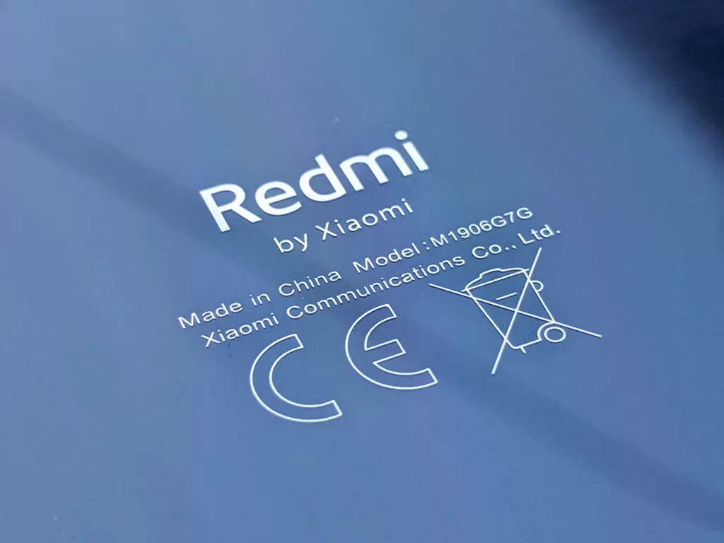 Tampilan logo Redmi di bagian belakang smartphone buatannya (photo/MeTimeTech)