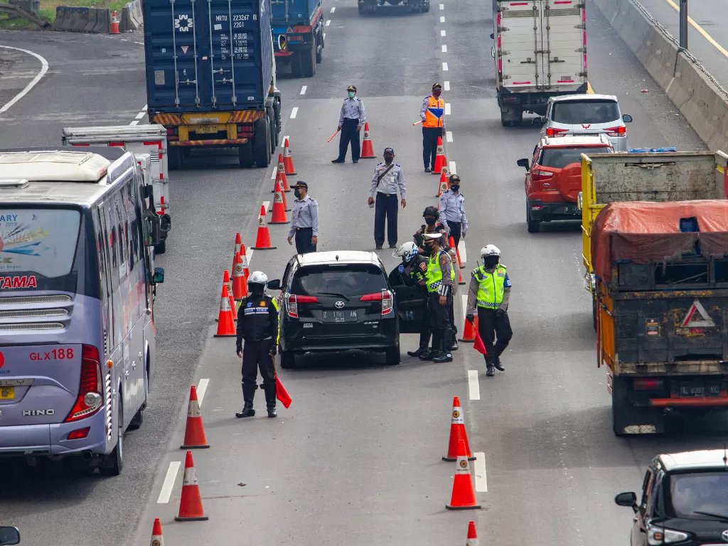 Penyekatan akses transportasi di tol Jakarta - Cikampek tersebut sebagai tindak lanjut kebijakan larangan mudik dan PSBB guna memutus mata rantai penyebaran Covid-19. (ANTARA/M Ibnu Chazar)