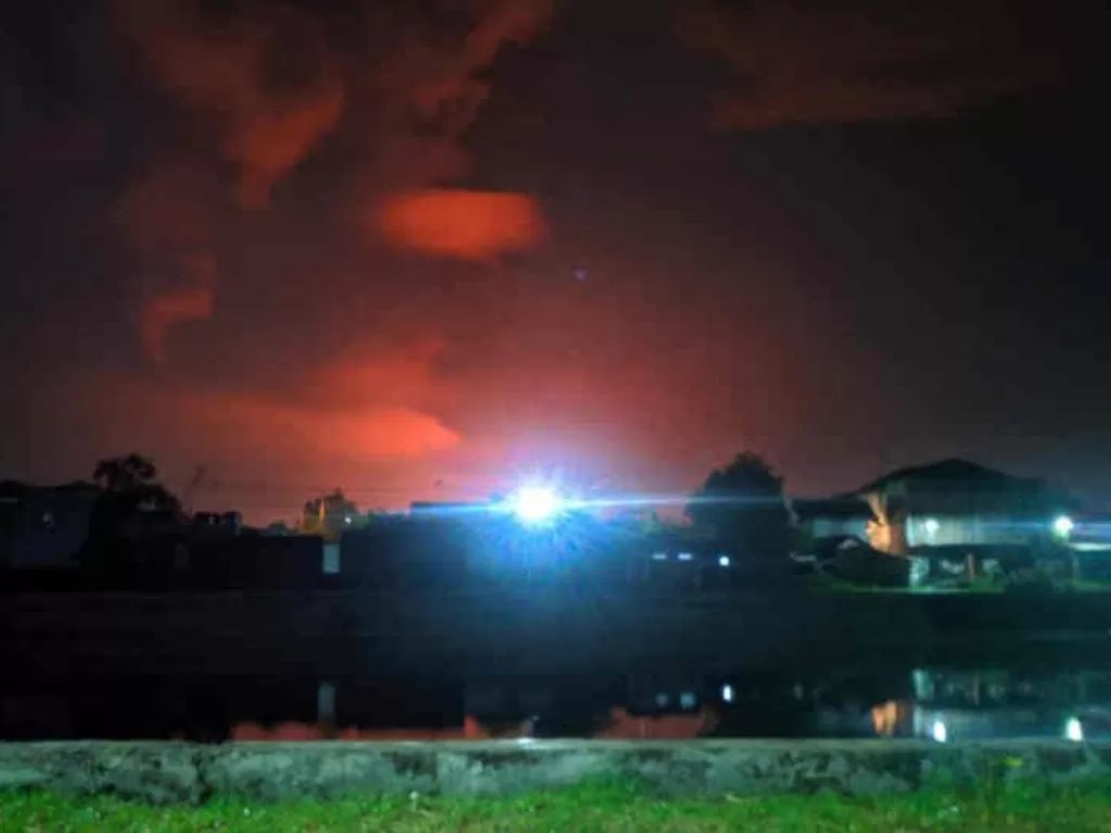 Suasana langit yang memerah akibat kilang minyak Pertamina Indramayu terbakar. (ANTARA/Ho Suci)