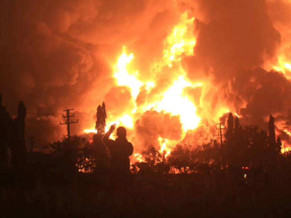 Api membumbung tinggi saat terjadi kebakaran di kompleks Pertamina RU VI Balongan, Indramayu, Jawa Barat, Senin (29/3/2021) dini hari. (ANTARA/Dedhez Anggara)