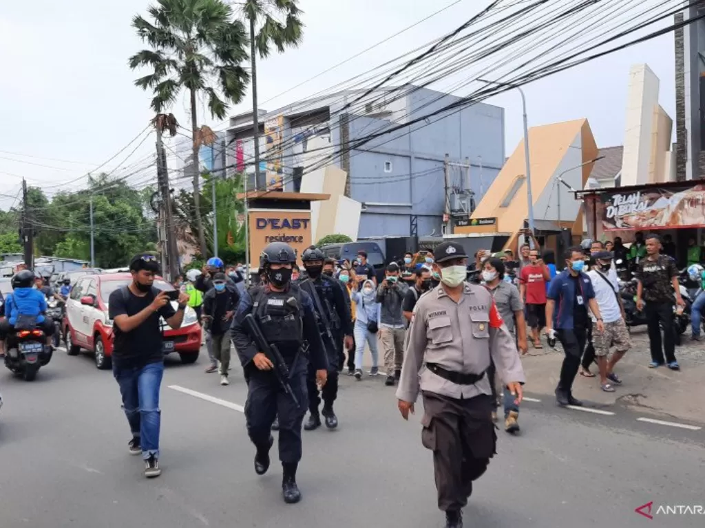 Personel tim Gegana tiba di lokasi penangkapan dua terduga teroris di Condet, Jakarta, Senin (29/3/2021). (ANTARA/Yogi Rachman)