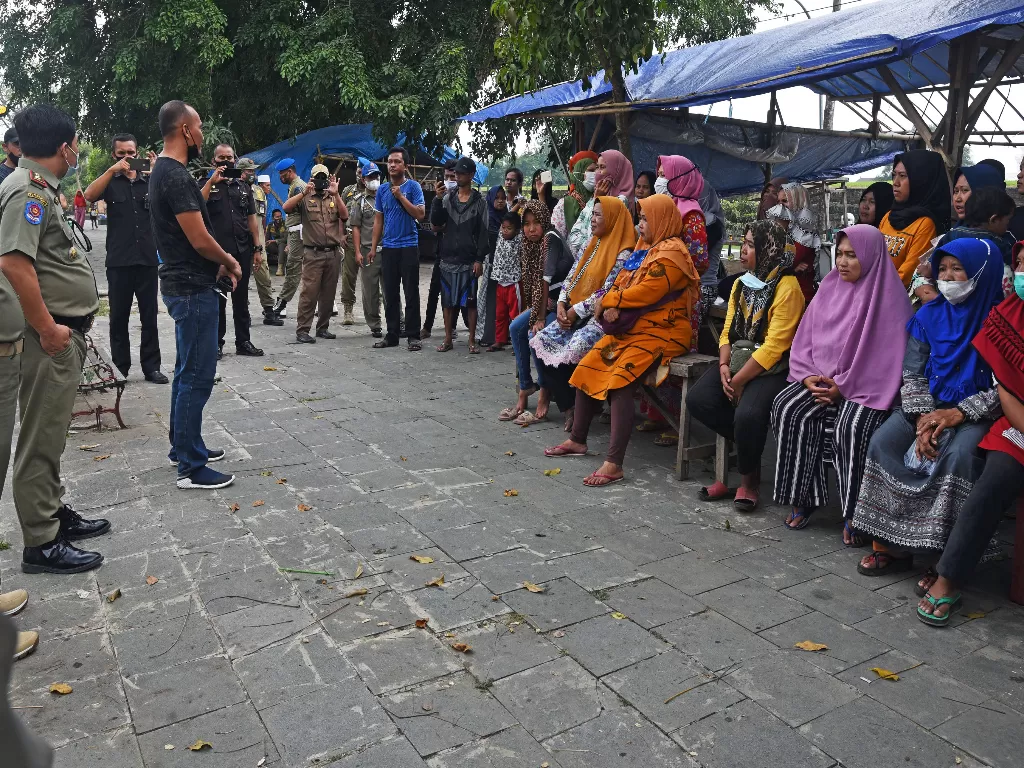 Sejumlah personel Polisi Pamong Praja Provinsi Banten memberi arahan kepada para pedagang (ANTARA FOTO/Asep Fathulrahman)