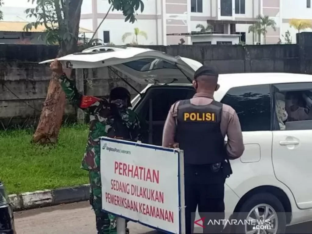 Pemeriksaan kendaraan di Bandara Sultan Hasanuddin Makassar, Sulawesi Selatan pasca bom bunuh diri. (photo/ANTARA/HO-AP I)