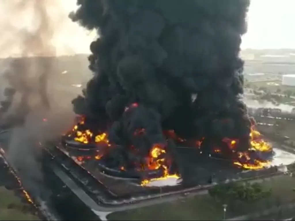 Kebakaran kilang minyak Indramayu. (Instagram/@infojawabarat).