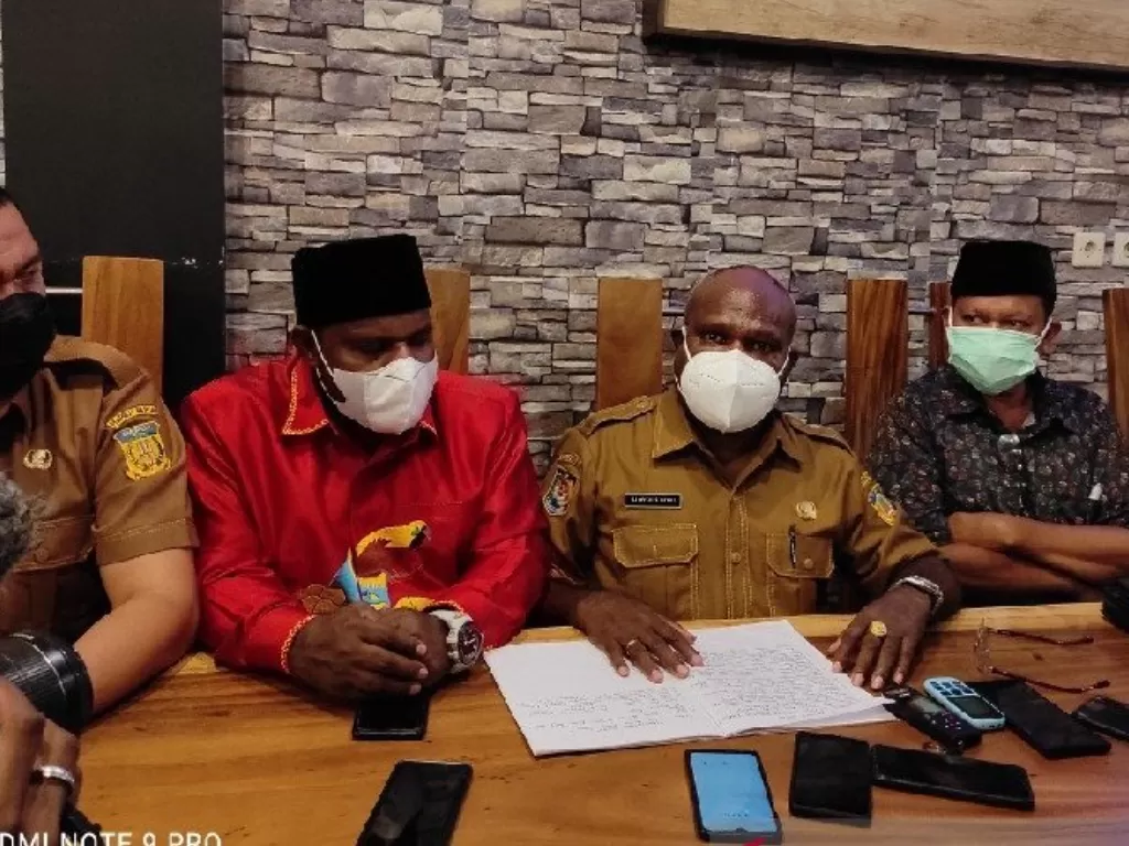 Tokoh lintas agama Papua saat memberikan pernyataannya yang salah satunya minta usut tuntas kasus bom bunuh diri Makassar (Antara)