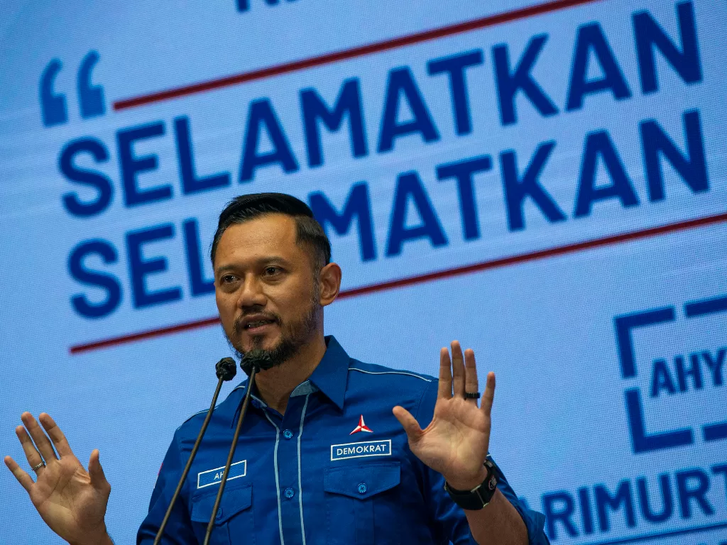 Ketua Umum Partai Demokrat Agus Harimurti Yudhoyono alias AHY menyampaikan keterangan kepada wartawan terkait KLB Partai Demokrat yang dinilai ilegal di Jakarta, Jumat (5/3/2021). (ANTARA FOTO/Aditya Pradana Putra)