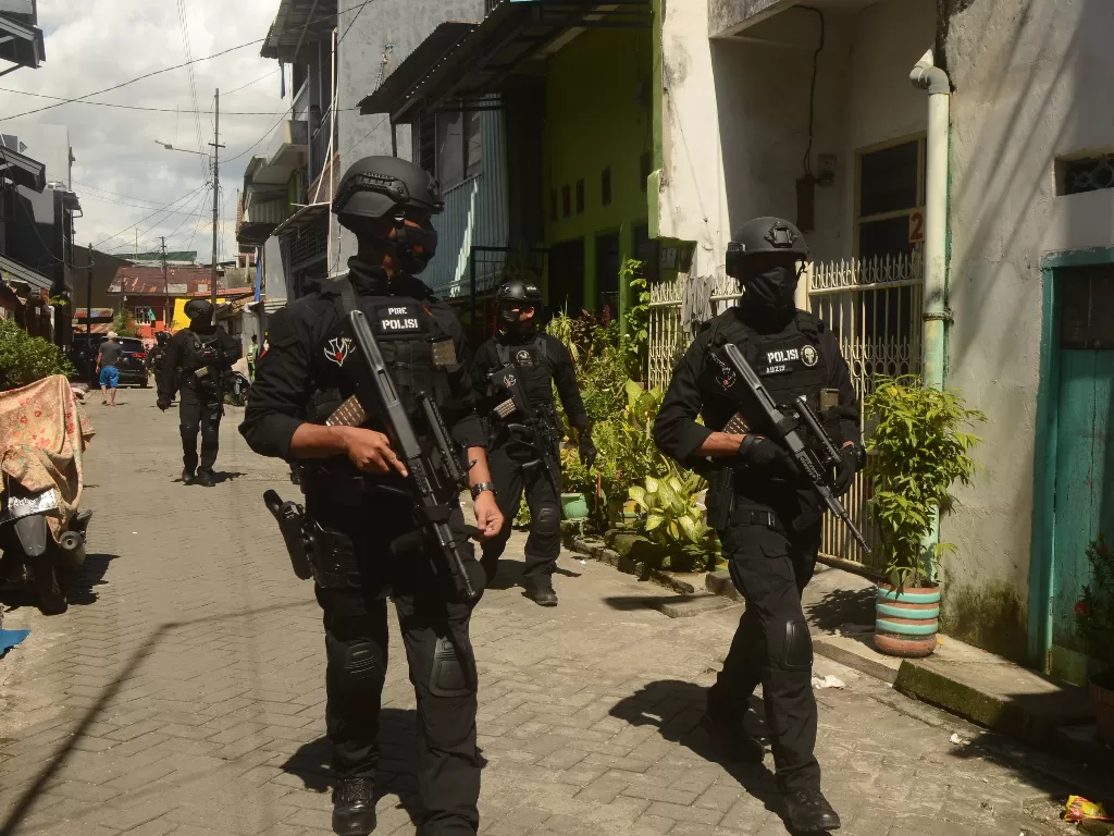 Tim Gegana Polda Sulsel melakukan pengamanan di sekitar lokasi rumah terduga bom bunuh diri Gereja Katedral Makassar di Jalan Tinumbu,Kelurahan Bunga Ejaya, Makassar, Sulawesi Selatan, Senin (29/3/2021). (Antara Foto/ ANTARA FOTO/Sahrul Manda Tikupadang)