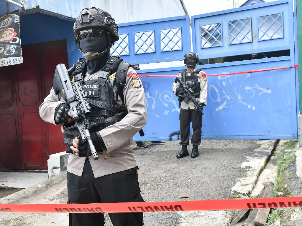 Petugas kepolisian berjaga di depan rumah terduga teroris saat penggeledahan di Serang Baru, Kabupaten Bekasi, Jawa Barat, Senin (29/3/2021). (ANTARA/Fakhri Hermansyah)