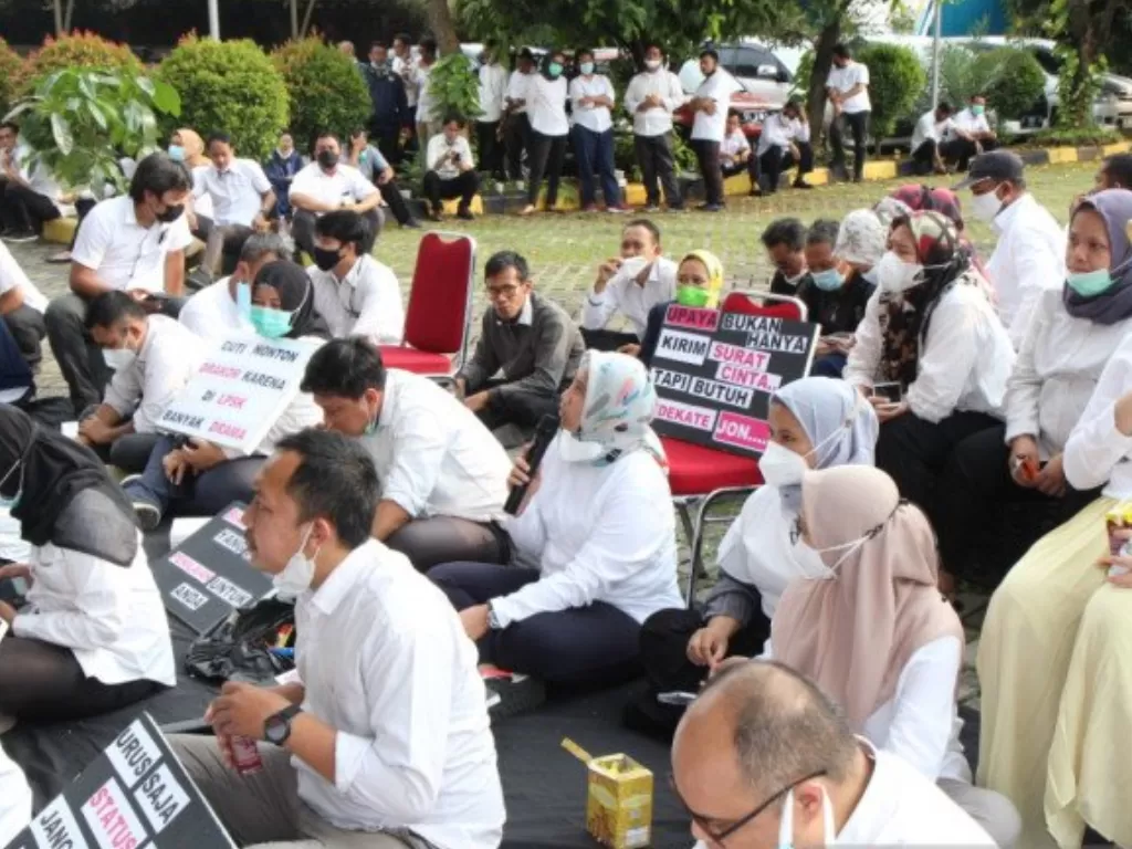 Ratusan honorer Lembaga Perlindungan Saksi dan Korban (LPSK) menggelar aksi unjuk rasa tuntut hak mereka diangkat menjadi PNS (Antara)