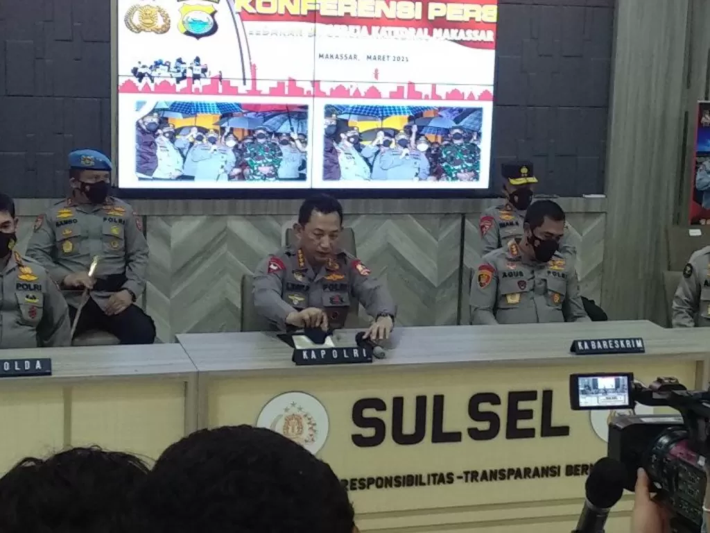 Kapolri Jenderal Listyo Sigit Prabowo memberikan keterangan terkait bom Makassar di Mapolda Sulsel, Senin,(29/3/2021). (photo/ANTARA/Abd Kadir)