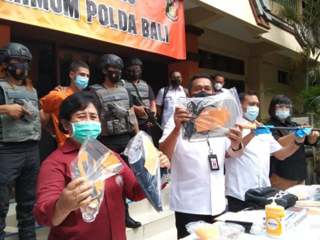 Konferensi pers penangkapan warga Bulgaria karena kasus skimming dan kasus curat, di Polda Bali, Senin (29/03/2021). (ANTARA/Ayu Khania Pranisitha)