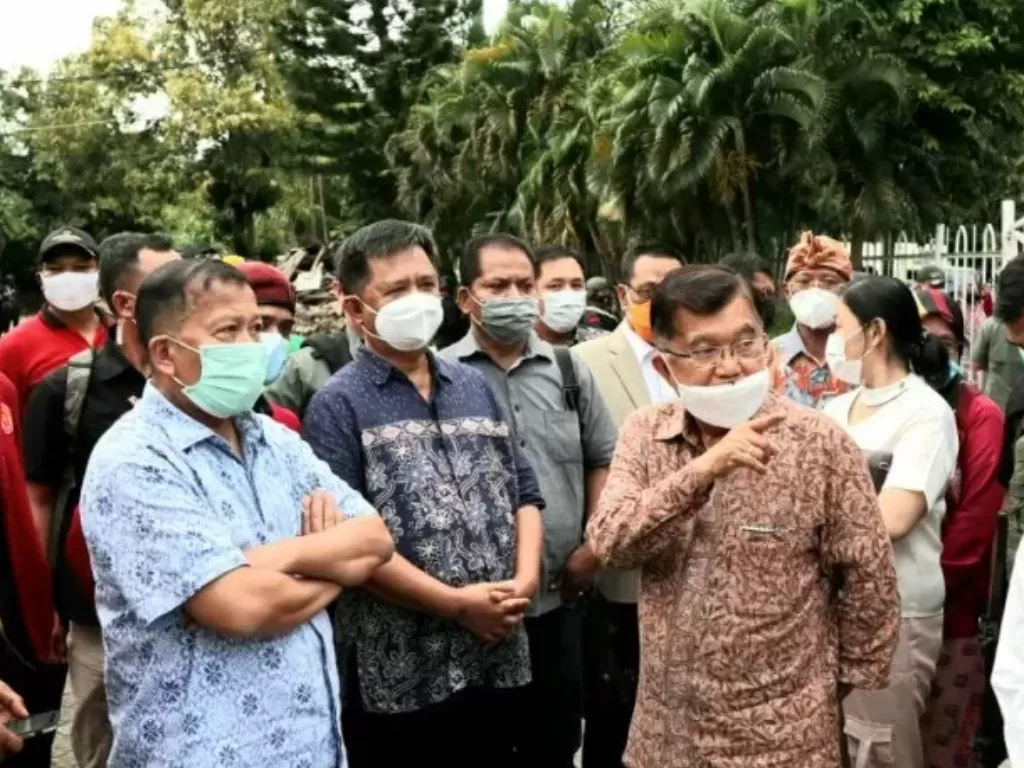 Jusuf Kalla meninjau lokasi serangan bom bunuh diri di Gereja Katedral Makassar, Sulawesi Selatan (Antara)