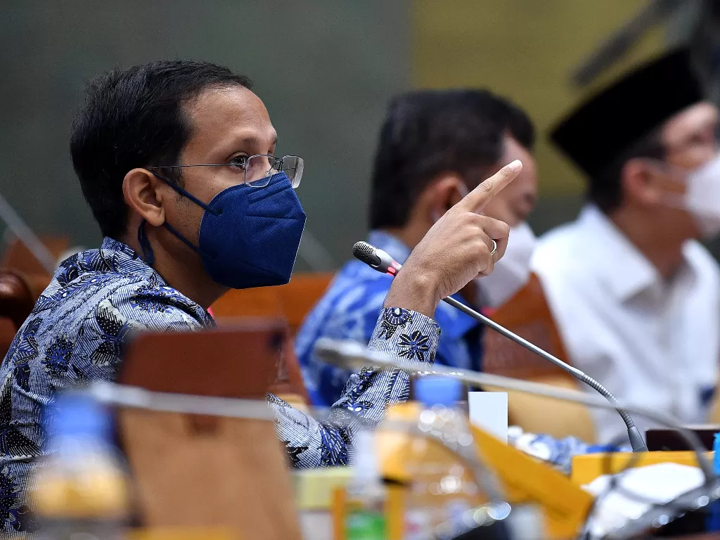 Mendikbud Nadiem Makarim mengikuti rapat kerja dengan Komisi X DPR di Kompleks Parlemen, Senayan, Jakarta. (Foto: ANTARA/Sigid Kurniawan)