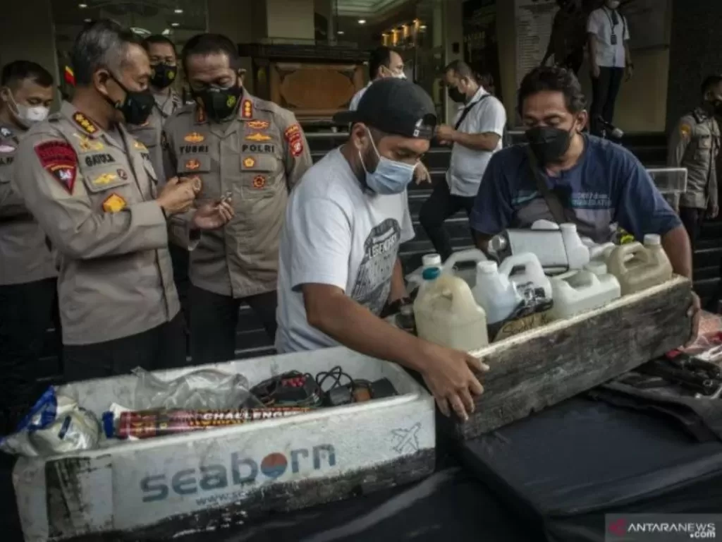 Petugas Kepolisian menunjukkan barang bukti pengungkapan kasus terduga teroris di wilayah Condet, Jakarta Timur dan Bekasi, Jawa Barat, Senin (29/3/2021). ANTARA FOTO/Aprillio Akbar/rwa