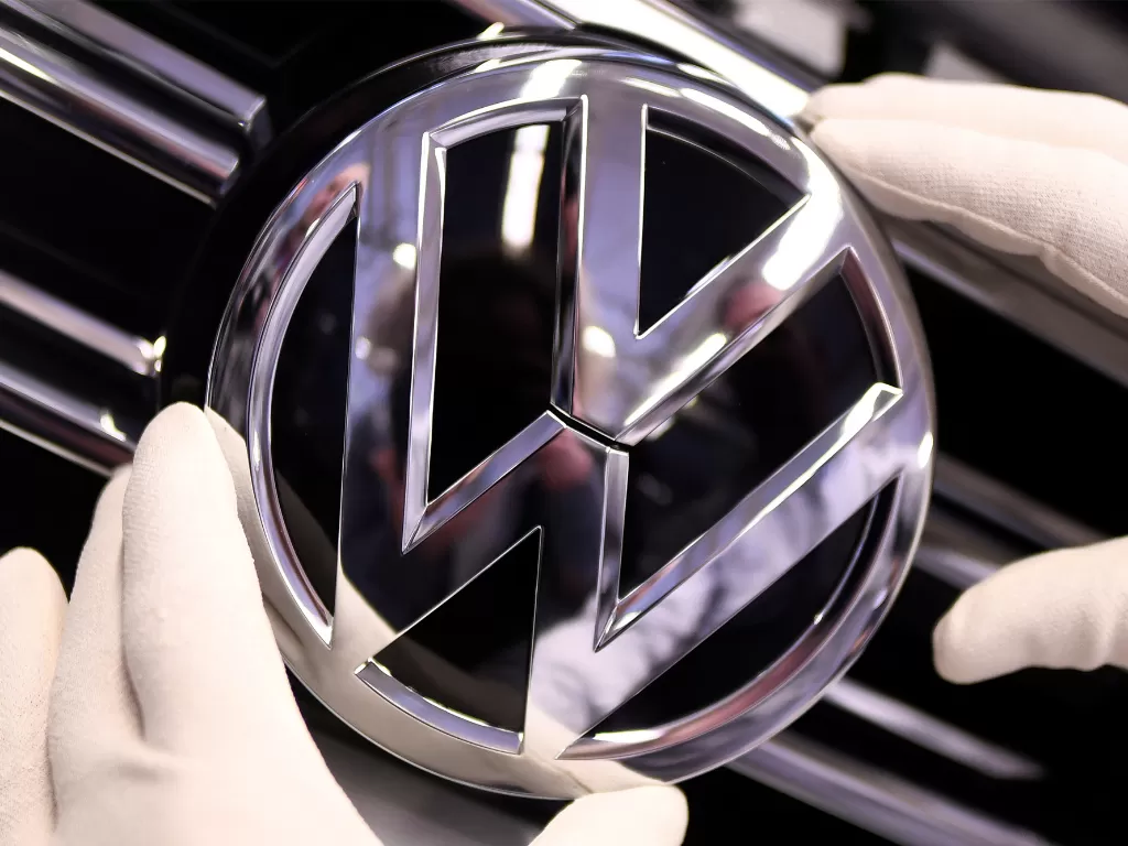 Tampilan logo perusahaan otomotif Volkswagen (photo/REUTERS/Fabian Bimmer)