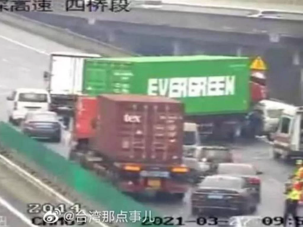 Truk Evergreen yang menalami kecelakaan di Tiongkok (photo/Weibo)