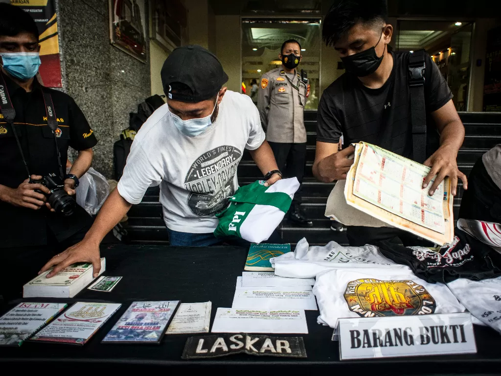 Barang bukti atribut FPI dalam penggerebekan teroris di Condet dan Bekasi (ANTARA FOTO/Aprillio Akbar)