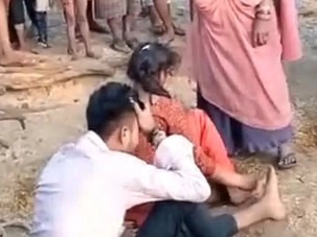 Korban dan tersangka pemerkosa diarak di depan warga (Facebook/@punjabkesari)