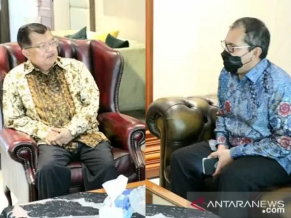 Jusuf Kalla berbincang dengan Wali Kota Makassar Moh Ramdhan Pomanto, Selasa (30/3/2021). FOTO/HO/Tim media JK/aa.