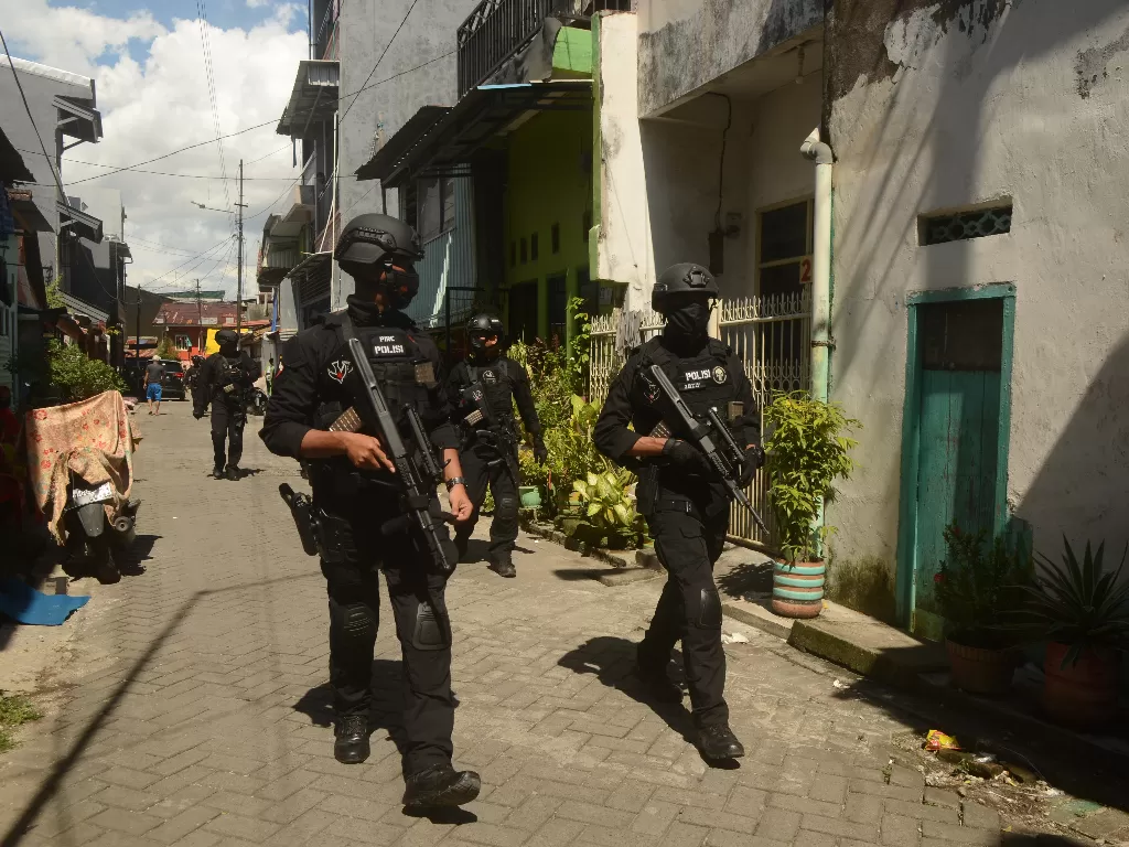 Tim Gegana Polda Sulsel melakukan pengamanan di sekitar lokasi rumah terduga bom bunuh diri Gereja Katedral Makassar di Jalan Tinumbu,Kelurahan Bunga Ejaya, Makassar, Sulawesi Selatan, Senin (29/3/2021). (ANTARA FOTO/Sahrul Manda Tikupadang)