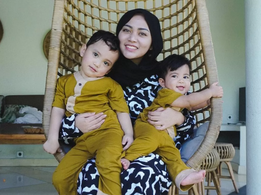 Rachel Vennya dan kedua anaknya. (Instagram/@rachelvennya)