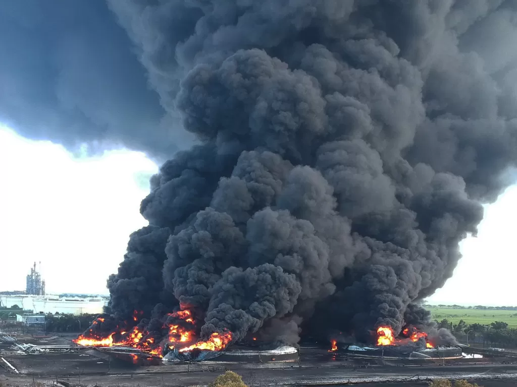 Kebakaran kilang minyak Pertamina di Balongan (ANTARA FOTO/Dedhez Anggara)